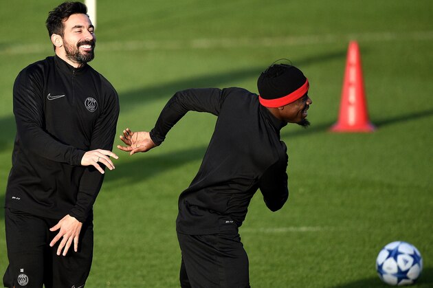 Paris Saint-Germain's Argentinian midfielder Ezequiel Lavezzi jokes with Paris Saint-Germain's French defender Serge Aurier (R) during a training session in Saint-Germain-en-Laye, west of Paris, on December 7, 2015 on the eve of the UEFA Champions League group A football match between PSG and Shakhtar Donetsk. / AFP / FRANCK FIFE        (Photo credit should read FRANCK FIFE/AFP/Getty Images)
