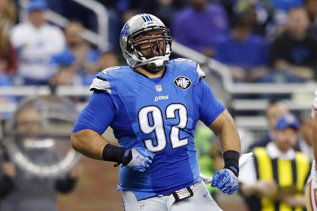 Haloti Ngata, tackle defensivo de los Lions de Detroit, festeja una jugada en la primera mitad del duelo contra los 49ers de San Francisco, el domingo 27 de diciembre de 2015 (AP Foto/Rick Osentoski)