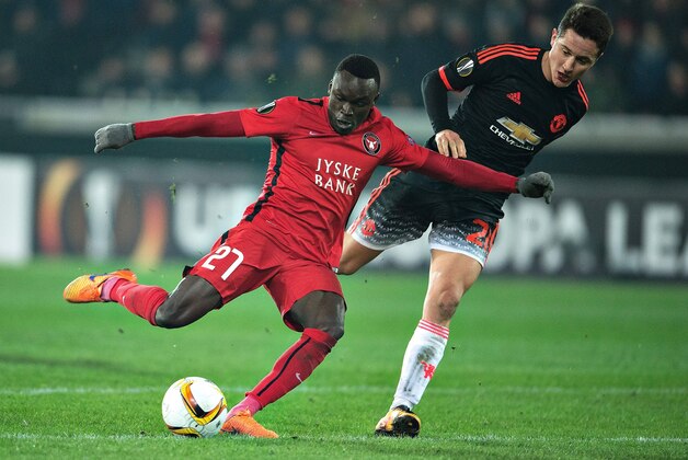 FC Midtjylland's forward Pione Sisto (L) scores the 1-1 goal past Manchester United's Spanish midfielder Ander Herrera during the UEFA Europa League Round of 32 football match between Manchester United and FC Midtjylland in Hernin on February 18, 2016. / AFP / Scanpix Denmark / Henning Bagger / Denmark OUT        (Photo credit should read HENNING BAGGER/AFP/Getty Images)
