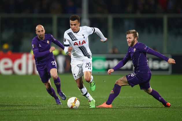 FLORENCE, ITALY - FEBRUARY 18: Dele Alli (C) of Tottenham Hotspur controls the ball under pressure of Borja Valero (L) and Jakub Blaszczykowski (R) of Fiorentina during the UEFA Europa League round of 32 first leg match between Fiorentina and Tottenham Hotspur at Stadio Artemio Franchi on February 18, 2016 in Florence, Italy.  (Photo by Clive Rose/Getty Images)