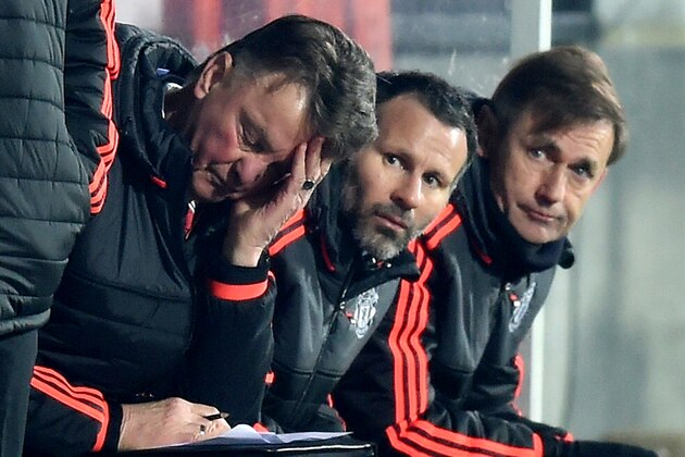 HERNING, DENMARK - FEBRUARY 18:  Louis van Gaal (L) Manager of Manchester United scratches his head while Ryan Giggs (C) assistant manager looks on during the UEFA Europa League round of 32 first leg match between FC Midtjylland and Manchester United at Herning MCH Multi Arena on February 18, 2016 in Herning, Denmark.  (Photo by Michael Regan/Getty Images)