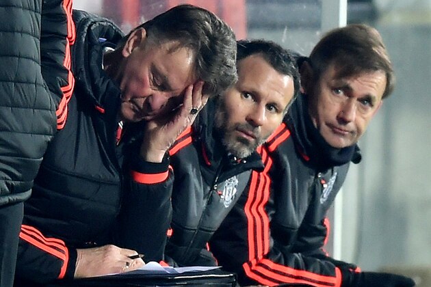 HERNING, DENMARK - FEBRUARY 18:  Louis van Gaal (L) Manager of Manchester United scratches his head while Ryan Giggs (C) assistant manager looks on during the UEFA Europa League round of 32 first leg match between FC Midtjylland and Manchester United at Herning MCH Multi Arena on February 18, 2016 in Herning, Denmark.  (Photo by Michael Regan/Getty Images)