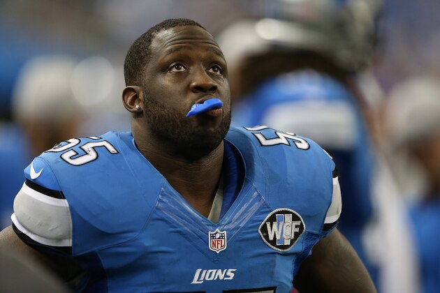 DETROIT MI - OCTOBER 11: Linebacker Stephen Tulloch #55 of the Detroit Lions watches the action from the side lines during the fourth quarter of the game against the Arizona Cardinals on October 11, 2015 at Ford Field in Detroit, Michigan. The Cardinals defeated the Lions 42-17.  (Photo by Leon Halip/Getty Images)