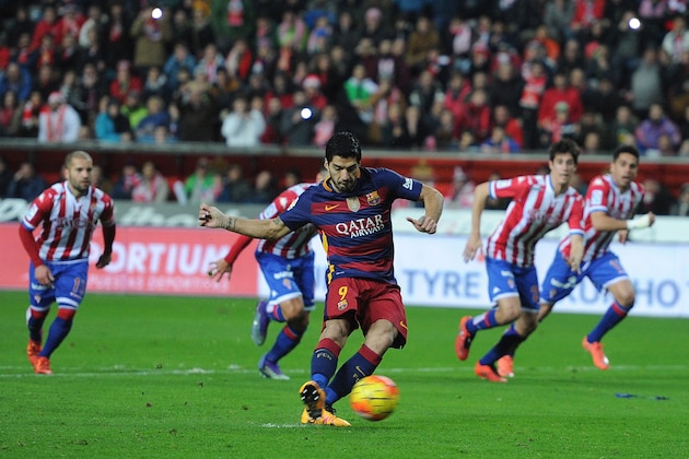 GIJON, SPAIN - FEBRUARY 17:  Luis Suarez of FC Barcelona shoots a penalty kick during the La Liga match between Sporting Gijon and FC Barcelona at Estadio El Molinon on February 17, 2016 in Gijon, Spain. Suarez failed to score from the kick. (Photo by Denis Doyle/Getty Images)