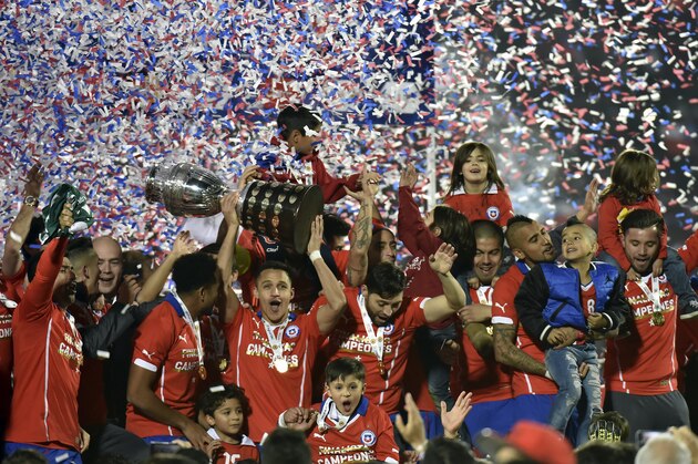 Chilean players celebrate with the trophy of the 2015 Copa America football championship, in Santiago, Chile, on July 4, 2015.    AFP PHOTO / NELSON ALMEIDA        (Photo credit should read NELSON ALMEIDA/AFP/Getty Images)