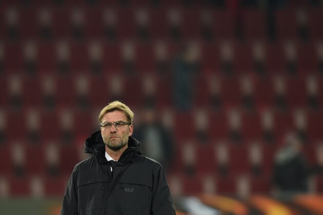 Liverpool's German headcoach Juergen Klopp follows the warm up ahead of the UEFA Europa League Round of 32 football match between FC Augsburg and Liverpool FC in Augsburg, southern Germany on February 18, 2016. 

 / AFP / Christof STACHE        (Photo credit should read CHRISTOF STACHE/AFP/Getty Images)
