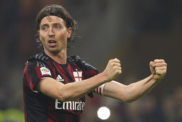 MILAN, ITALY - JANUARY 31:  Riccardo Montolivo of AC Milan celebrates a victory at the end of the Serie A match between AC Milan and FC Internazionale Milano at Stadio Giuseppe Meazza on January 31, 2016 in Milan, Italy.  (Photo by Marco Luzzani/Getty Images)