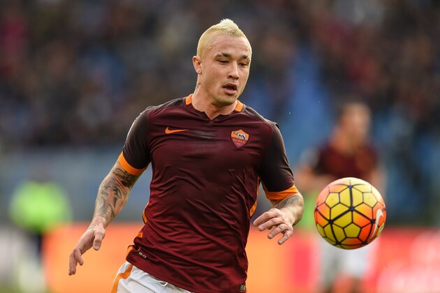 Roma's midfielder from Belgium Radja Nainggolan controls the ball during the Italian Serie A football match AS Roma vs Atalanta on November 29, 2015 at Rome's Olympic stadium.  / AFP / ANDREAS SOLARO        (Photo credit should read ANDREAS SOLARO/AFP/Getty Images)