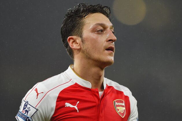 LONDON, ENGLAND - JANUARY 02: Mesut Ozil of Arsenal in action during the Barclays Premier League match between Arsenal and Newcastle United at Emirates Stadium on January 2, 2016 in London, England.  (Photo by Shaun Botterill/Getty Images)