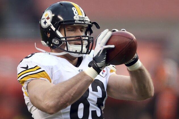 Pittsburgh Steelers tight end Heath Miller warms up before an NFL football game between the Pittsburgh Steelers and the Cleveland Browns, Sunday, Jan. 3, 2016, in Cleveland. (AP Photo/Ron Schwane)