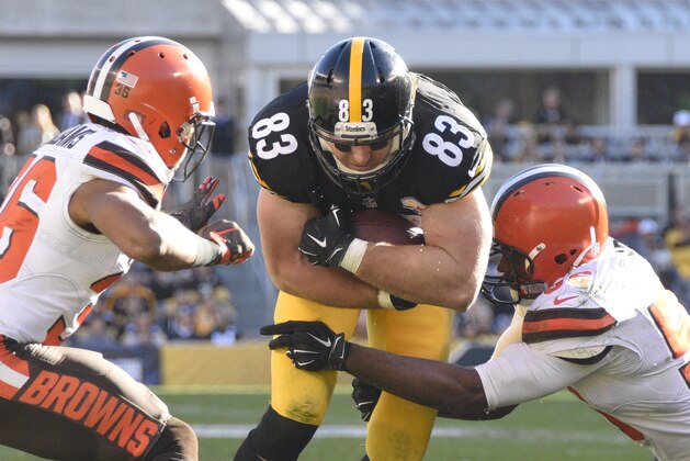 Cleveland Browns inside linebacker Karlos Dansby (56) and free safety K'Waun Williams (36) tackle Pittsburgh Steelers tight end Heath Miller (83) after he made a catch in an NFL football game, Sunday, Nov. 15, 2015, in Pittsburgh. (AP Photo/Don Wright)