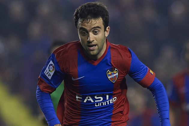 VALENCIA, SPAIN - JANUARY 25:  Jose Giusseppe Rossi of Levante runs with the ball during the La Liga match between Levante UD and UD Las Palmas at Ciutat de Valencia Stadium on January 25, 2016 in Valencia, Spain.  (Photo by Manuel Queimadelos Alonso/Getty Images)