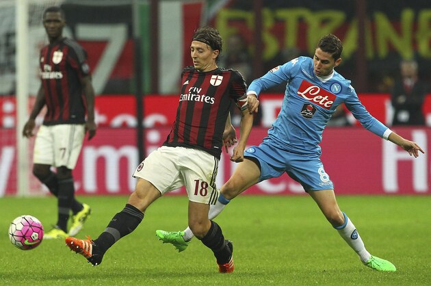 MILAN, ITALY - OCTOBER 04:  Riccardo Montolivo of AC Milan is challenged by Jorge Luiz Frello Jorginho of SSC Napoli during the Serie A match between AC Milan and SSC Napoli at Stadio Giuseppe Meazza on October 4, 2015 in Milan, Italy.  (Photo by Marco Luzzani/Getty Images)