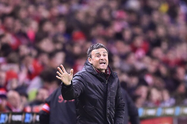 FC Barcelona's  head coach Luis Enrique, gives instructions during their Spanish La Liga soccer match between Sporting de Gijon and FC Barcelona, at El Molinon stadium, in Gijon, northern Spain, Wednesday, Feb.17, 2016. (AP Photo/Alvaro Barrientos)