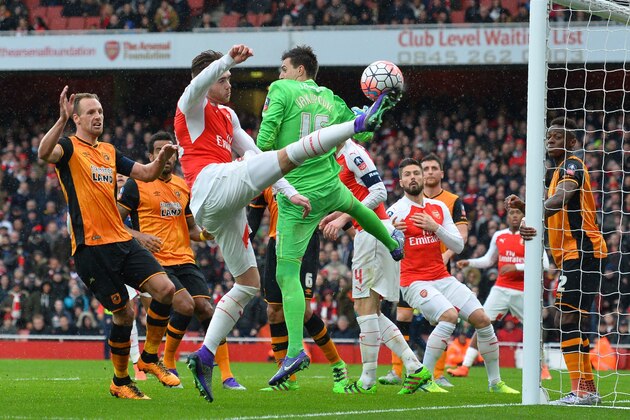 Arsenal's English defender Calum Chambers (C) tries to shoot past Hull City's Swiss goalkeeper Eldin Jakupovic (3R) during the FA cup fifth round football match between Arsenal and Hull City at the Emirates Stadium in London on February 20, 2016.  / AFP / GLYN KIRK / RESTRICTED TO EDITORIAL USE. No use with unauthorized audio, video, data, fixture lists, club/league logos or 'live' services. Online in-match use limited to 75 images, no video emulation. No use in betting, games or single club/league/player publications.  /         (Photo credit should read GLYN KIRK/AFP/Getty Images)