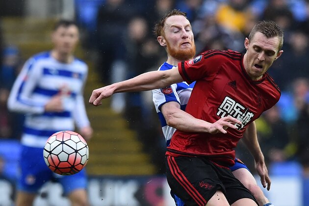 West Bromwich Albion's Scottish midfielder Darren Fletcher (R) vies with Reading's Irish midfielder Stephen Quinn during the FA cup fifth round football match between Reading and West Bromwich Albion at Madejski stadium in Reading on February 20, 2016.  / AFP / BEN STANSALL / RESTRICTED TO EDITORIAL USE. No use with unauthorized audio, video, data, fixture lists, club/league logos or 'live' services. Online in-match use limited to 75 images, no video emulation. No use in betting, games or single club/league/player publications.  /         (Photo credit should read BEN STANSALL/AFP/Getty Images)