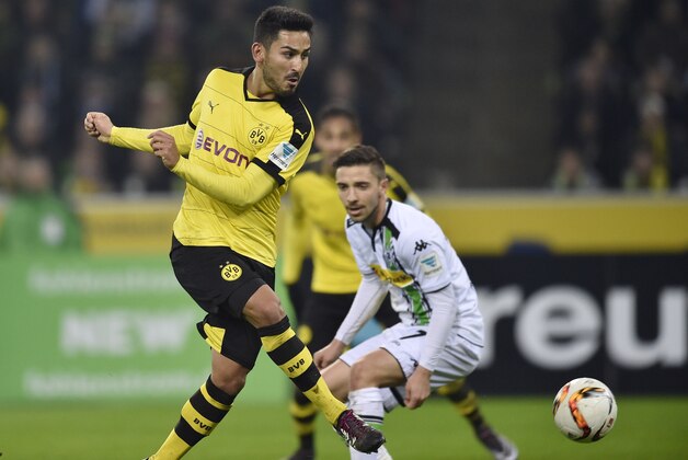 Dortmund's Ilkay Gundogan scores his side's third goal during the German Bundesliga soccer match between Borussia Moenchengladbach and Borussia Dortmund in Moenchengladbach, Germany, Saturday, Jan. 23, 2016. (AP Photo/Martin Meissner)