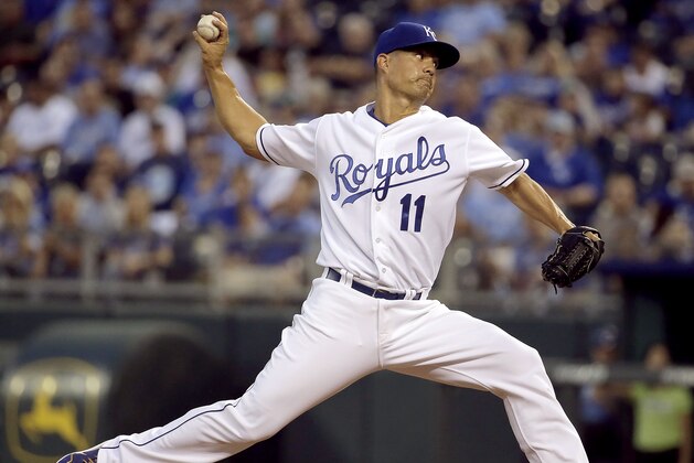 Kansas City Royals starting pitcher Jeremy Guthrie throws during the first inning of a baseball game against the Seattle Mariners, Tuesday, Sept. 22, 2015, in Kansas City, Mo. (AP Photo/Charlie Riedel)