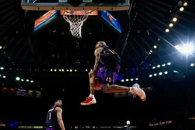 OAKLAND, CA - FEBRUARY 12:  Vince Carter #15 of the Toronto Raptors soars for a dunk during the 2000 NBA Slam Dunk Contest on February 12, 2000 at the Oracle Arena in Oakland, California. NOTE TO USER: User expressly acknowledges that, by downloading and or using this photograph, User is consenting to the terms and conditions of the Getty Images License agreement. Mandatory Copyright Notice: Copyright 2000 NBAE (Photo by Andrew D. Bernstein/NBAE via Getty Images)