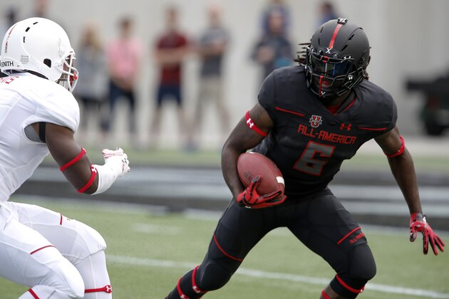Jan 2, 2016; Orlando, FL, USA; Team Armour running back Kareem Walker (6) eludes Team Highlight outside line backer Ben Davis during the first half of the 2016 Under Armour All-American Game at Orlando Citrus Bowl. Mandatory Credit: Reinhold Matay-USA TODAY Sports