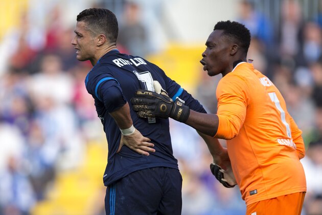MALAGA, SPAIN - FEBRUARY 21: Cristiano Ronaldo (L) of Real Madrid CF grimmaces in pain as Idriss Carlos Kameni (R) of Malaga CF helps him during the La Liga match between Malaga CF and Real Madrid CF at La Rosaleda Stadium on February 21, 2016 in Malaga, Spain.  (Photo by Gonzalo Arroyo Moreno/Getty Images)