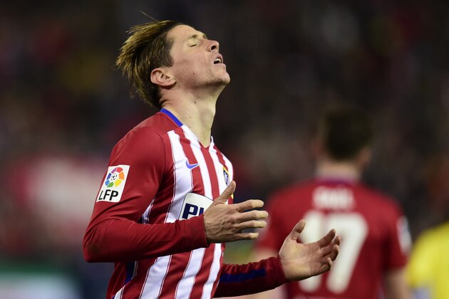 Atletico Madrid's forward Fernando Torres gestures after missing a goal during the Spanish league football match Club Atletico de Madrid vs Villarreal CF at the Vicente Calderon stadium in Madrid on February 21, 2016. / AFP / JAVIER SORIANO        (Photo credit should read JAVIER SORIANO/AFP/Getty Images)