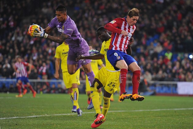 MADRID, SPAIN - FEBRUARY 21:   Alphonse Areola of Villarreal CF saves from a challenge by Fernando Torres of Club Atletico de Madrid during the La Liga match between Club Atletico de Madrid and Villarreal CF at Vicente Calderon Stadium on February 21, 2016 in Madrid, Spain.  (Photo by Denis Doyle/Getty Images)