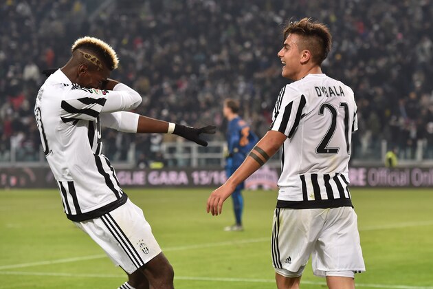 TURIN, ITALY - JANUARY 24:  Paulo Dybala (R) of Juventus FC celebrates after scoring the opening goal with team mate Paul Pogba during the Serie A match between Juventus FC and AS Roma at Juventus Arena on January 24, 2016 in Turin, Italy.  (Photo by Valerio Pennicino/Getty Images)