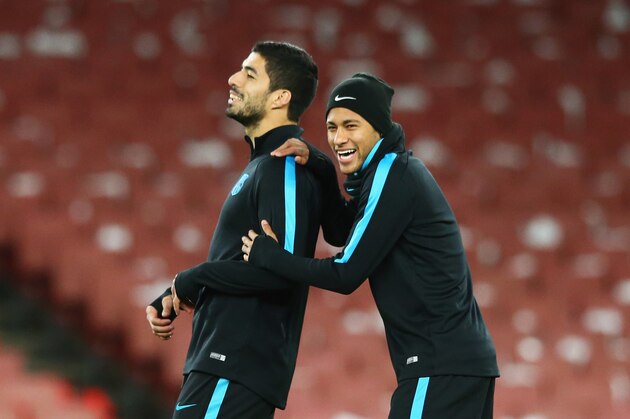 LONDON, ENGLAND - FEBRUARY 22:  Neymar (R) jokes with Luis Suarez of Barcelona during a FC Barcelona training session ahead of their UEFA Champions League round of 16 first leg match against Arsenal at the Emirates Stadium on February 22, 2016 in London, United Kingdom.  (Photo by Matthew Lewis/Getty Images)