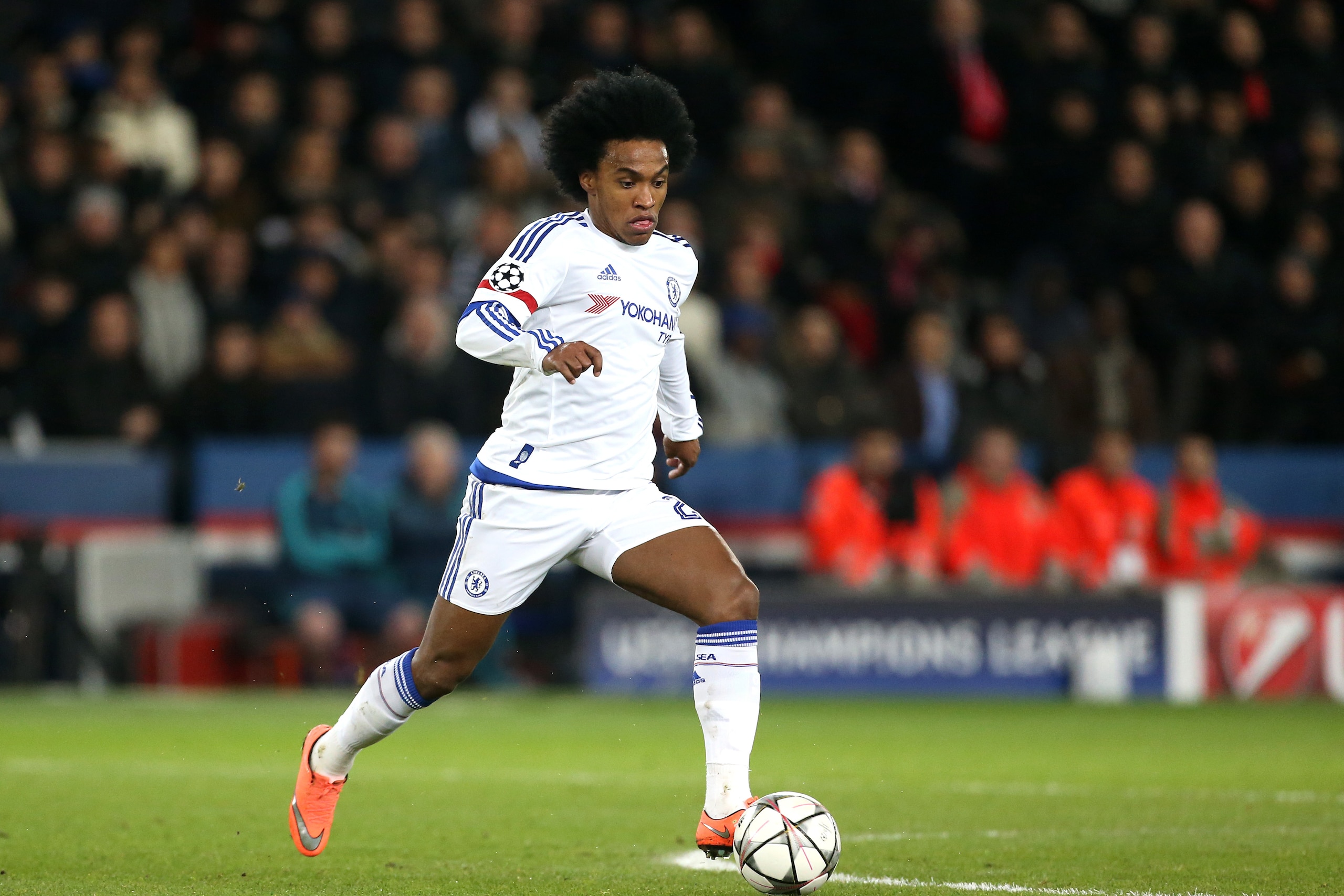 PARIS, FRANCE - FEBRUARY 16: Willian of Chelsea in action during during the UEFA Champions League round of 16 first leg match between Paris Saint-Germain (PSG) and Chelsea FC at Parc des Princes stadium on February 16, 2016 in Paris, France. (Photo by Jean Catuffe/Getty Images)