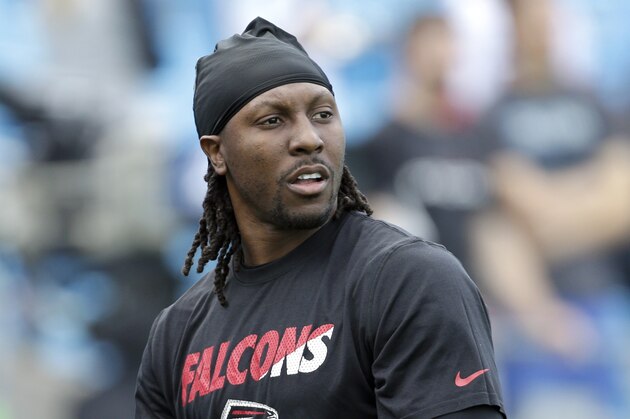 Atlanta Falcons' Roddy White warms up before an NFL football game against the Carolina Panthers in Charlotte, N.C., Sunday, Dec. 13, 2015. (AP Photo/Bob Leverone)