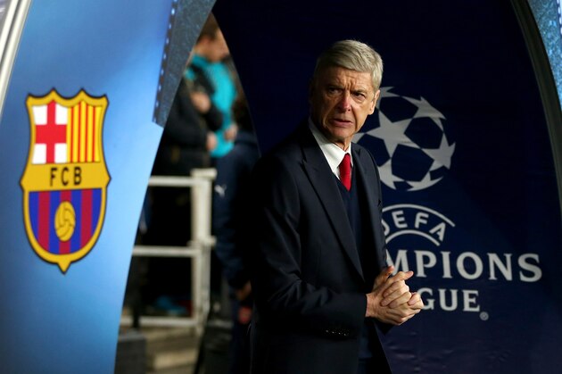 LONDON, ENGLAND - FEBRUARY 23 :  Arsene Wenger manager of Arsenal comes out of the tunnel past the FC Barcelona badge before the UEFA Champions League match between Arsenal and Barcelona at the Emirates Stadium on February 23, 2016 in London, United Kingdom.  (Photo by Catherine Ivill - AMA/Getty Images)