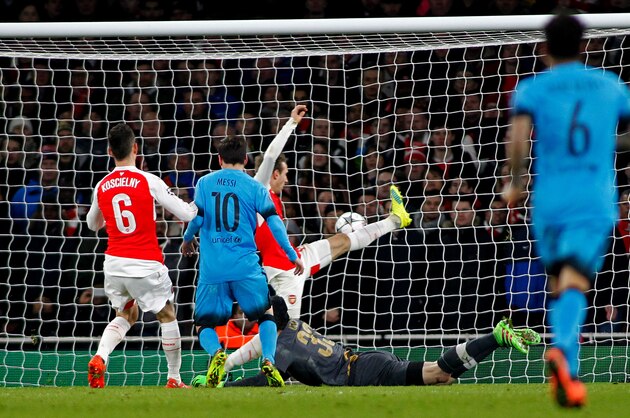 LONDON, ENGLAND - FEBRUARY 23: Lionel Messi of Barcelona scores a goal during the UEFA Champions League match between Arsenal and Barcelona at The Emirates Stadium on February 23, 2016 in London, United Kingdom. (Photo by Mitchell Gunn/Getty Images)