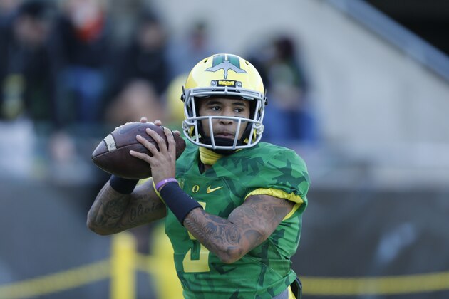 Oregon quarterback Vernon Adams, Jr., goes through warmups  before of an NCAA college football game, in Eugene Ore., on Friday, Nov. 27, 2015.  (AP Photo/Timothy J. Gonzalez)