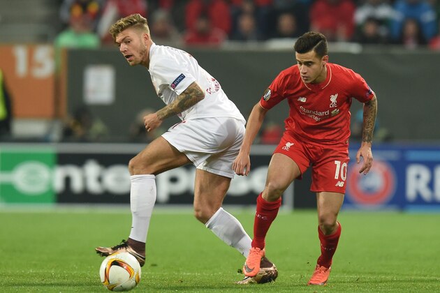 Augsburg's midfielder Alexander Esswein (L) and Liverpool's Brazilian midfielder Coutinho (R) vie for the ball during the UEFA Europa League Round of 32 football match between FC Augsburg and Liverpool FC in Augsburg, southern Germany on February 18, 2016. 

 / AFP / CHRISTOF STACHE        (Photo credit should read CHRISTOF STACHE/AFP/Getty Images)