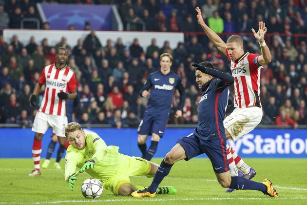 (L-R) goalkeeper Jeroen Zoet of PSV, Angel Correa of Club Atletico de Madrid, Jeffrey Bruma of PSV during the UEFA Champions League Round of 16, First leg match between PSV Eindhoven and Atletico Madrid on February 24, 2016 at the Philips stadium in Eindhoven, The Netherlands.(Photo by VI Images via Getty Images)