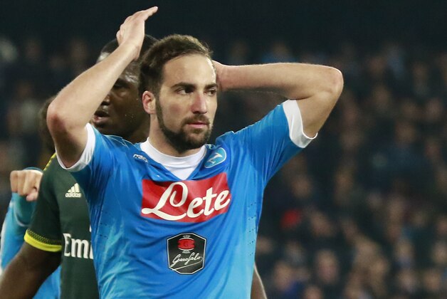 Napoli's Argentinian-French forward Gonzalo Higuain reacts after missing a goal during the Italian Serie A football match SSC Napoli vs AC Milan on February 22, 2016 at the San Paolo stadium in Naples. / AFP / CARLO HERMANN        (Photo credit should read CARLO HERMANN/AFP/Getty Images)