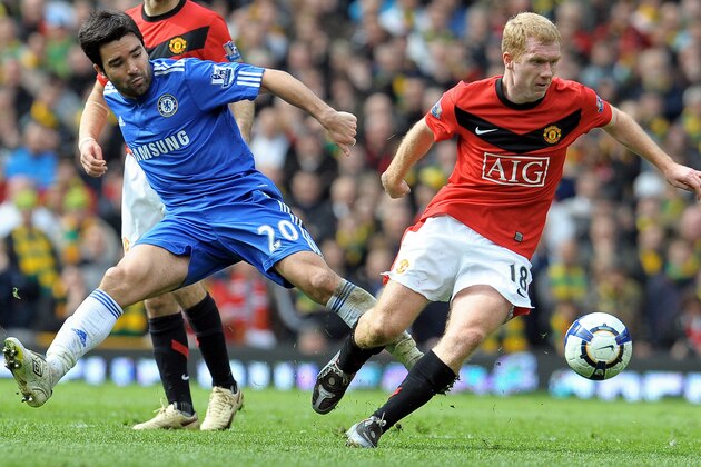 Chelsea's Portuguese midfielder Deco (L) vies with Manchester United's English midfielder Paul Scholes (R) during the English Premier League football match between Manchester United and Chelsea at Old Trafford in Manchester, north-west England on April 3, 2010. AFP PHOTO/ANDREW YATES.  FOR  EDITORIAL USE Additional licence required for any commercial/promotional use or use on TV or internet (except identical online version of newspaper) of Premier League/Football League photos. Tel DataCo +44 207 2981656. Do not alter/modify photo (Photo credit should read ANDREW YATES/AFP/Getty Images)