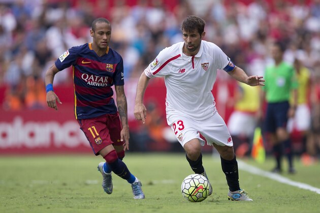 SEVILLE, SPAIN - OCTOBER 03: Jorge Andujar Moreno alias Coke (R) of Sevilla FC competes for the ball with Neymar JR. (L) of FC Barcelona during the La Liga match between Sevilla FC and FC Barcelona at Estadio Ramon Sanchez Pizjuan on October 3, 2015 in Seville, Spain.  (Photo by Gonzalo Arroyo Moreno/Getty Images)