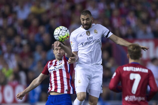MADRID, SPAIN - OCTOBER 04: Karim Benzema of Real Madrid CF wins the header after Gabi Fernandez of Atletico de Madrid during the La Liga match between Club Atletico de Madrid and Real Madrid CF at Vicente Calderon Stadium on October 4, 2015 in Madrid, Spain.  (Photo by Gonzalo Arroyo Moreno/Getty Images)
