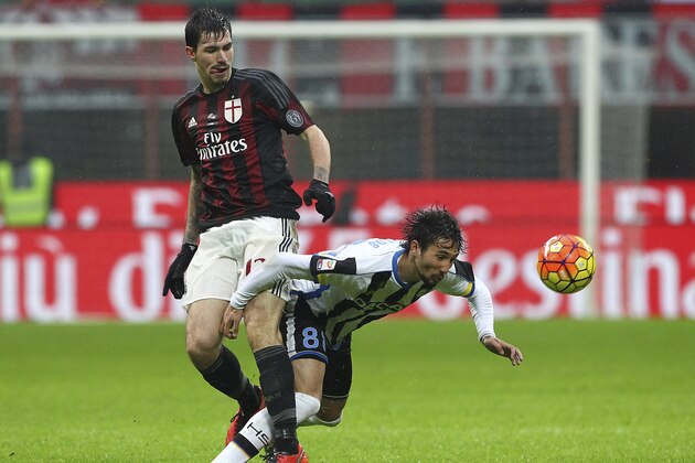MILAN, ITALY - FEBRUARY 07:  Ryder Matos Santos (R) of Udinese Calcio competes for the ball with Alessio Romagnoli (L) of AC Milan during the Serie A match between AC Milan and Udinese Calcio at Stadio Giuseppe Meazza on February 7, 2016 in Milan, Italy.  (Photo by Marco Luzzani/Getty Images)