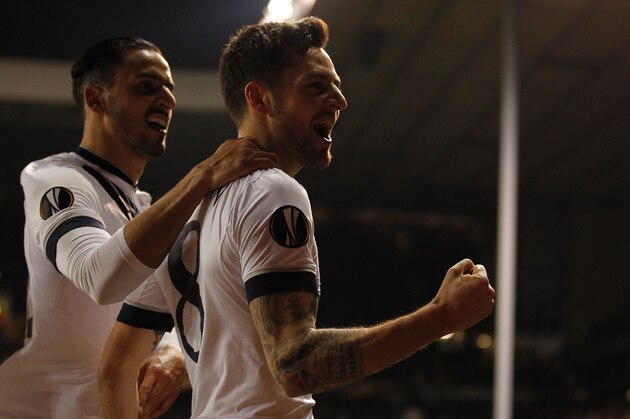Tottenham Hotspur's English midfielder Ryan Mason (R) celebrates scoring his team's first goal during the UEFA Europa League round of 32, second leg football match between Tottenham Hotspur and Fiorentina at White Hart Lane in London, on February 25, 2016. / AFP / Ian Kington        (Photo credit should read IAN KINGTON/AFP/Getty Images)