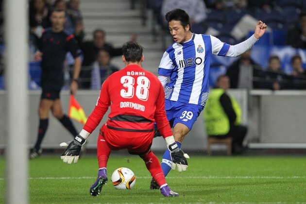 OPORTO, PORTUGAL - FEBRUARY 25: Porto's forward Hyun-Jun Suk tries to pass trough Dortmund's goalkeeper Roman Burki during the Champions League match between FC Porto and Borussia Dortmund for UEFA Europa League Round of 32: Second Leg at Estadio do Dragao on February, 2016 in Porto, Portugal. (Photo by Carlos Rodrigues/Getty Images) OPORTO, PORTUGAL - FEBRUARY 25: Porto's forward Hyun-Jun Suk tries to pass trough Dortmund's goalkeeper Roman Burki during the Champions League match between FC Porto and Borussia Dortmund for UEFA Europa League Round of 32: Second Leg at Estadio do Dragao on February, 2016 in Porto, Portugal. (Photo by Carlos Rodrigues/Getty Images)