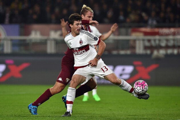 TURIN, ITALY - OCTOBER 17:  Maxi Lopez (R) of Torino FC is challenged by Alessio Romagnoli of AC Milan during the Serie A match between Torino FC and AC Milan at Stadio Olimpico di Torino on October 17, 2015 in Turin, Italy.  (Photo by Valerio Pennicino/Getty Images)