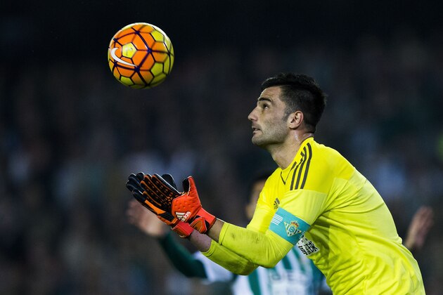 SEVILLE, SPAIN - JANUARY 24: Goalkeeper Antonio Adan of Real Betis Balompie catches the ball during the La Liga match between Real Betis Balompie and Real Madrid CF at Estadio Benito Villamarin on January 24, 2016 in Seville, Spain.  (Photo by Gonzalo Arroyo Moreno/Getty Images)