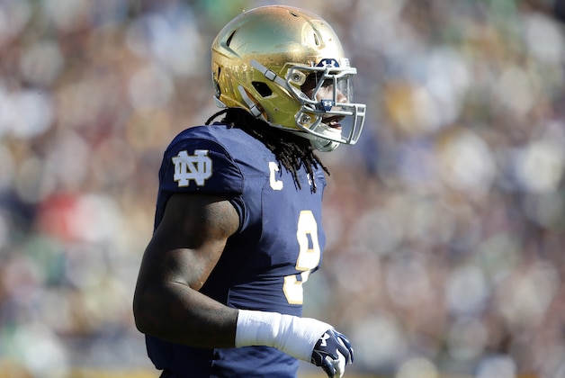 Notre Dame linebacker Jaylon Smith (9) waits at the line against Navy during the first half of an NCAA college football game, Saturday, Oct. 10, 2015, in South Bend, Ind. (AP Photo/Jeff Haynes)