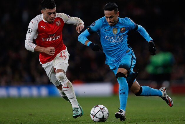 Arsenal's English midfielder Alex Oxlade-Chamberlain (L) vies with Barcelona's Brazilian forward Neymar during the UEFA Champions League round of 16 1st leg football match between Arsenal and Barcelona at the Emirates Stadium in London on February 23, 2016. 
 / AFP / ADRIAN DENNIS        (Photo credit should read ADRIAN DENNIS/AFP/Getty Images)