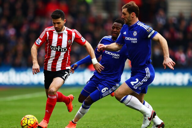 SOUTHAMPTON, ENGLAND - FEBRUARY 27: Shane Long (L) of Southampton controls the ball under pressure of Branislav Ivanovic (R) and Baba Rahman (C) of Chelsea during the Barclays Premier League match between Southampton and Chelsea at St Mary's Stadium on February 27, 2016 in Southampton, England.  (Photo by Clive Rose/Getty Images)