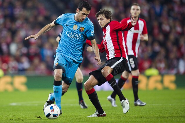 BILBAO, SPAIN - JANUARY 20:  Sergio Busquets of FC Barcelola duels for the ball with Ander Iturraspe of Athletic Club during the Copa del Rey Quarter Final First Leg match between Athletic Club and FC Barcelola at San Mames Stadium on January 20, 2016 in Bilbao, Spain.  (Photo by Juan Manuel Serrano Arce/Getty Images)