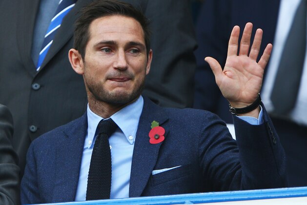 LONDON, ENGLAND - OCTOBER 31:  Former Chelsea player Frank Lampard waves on the stand prior to the Barclays Premier League match between Chelsea and Liverpool at Stamford Bridge on October 31, 2015 in London, England.  (Photo by Ian Walton/Getty Images)